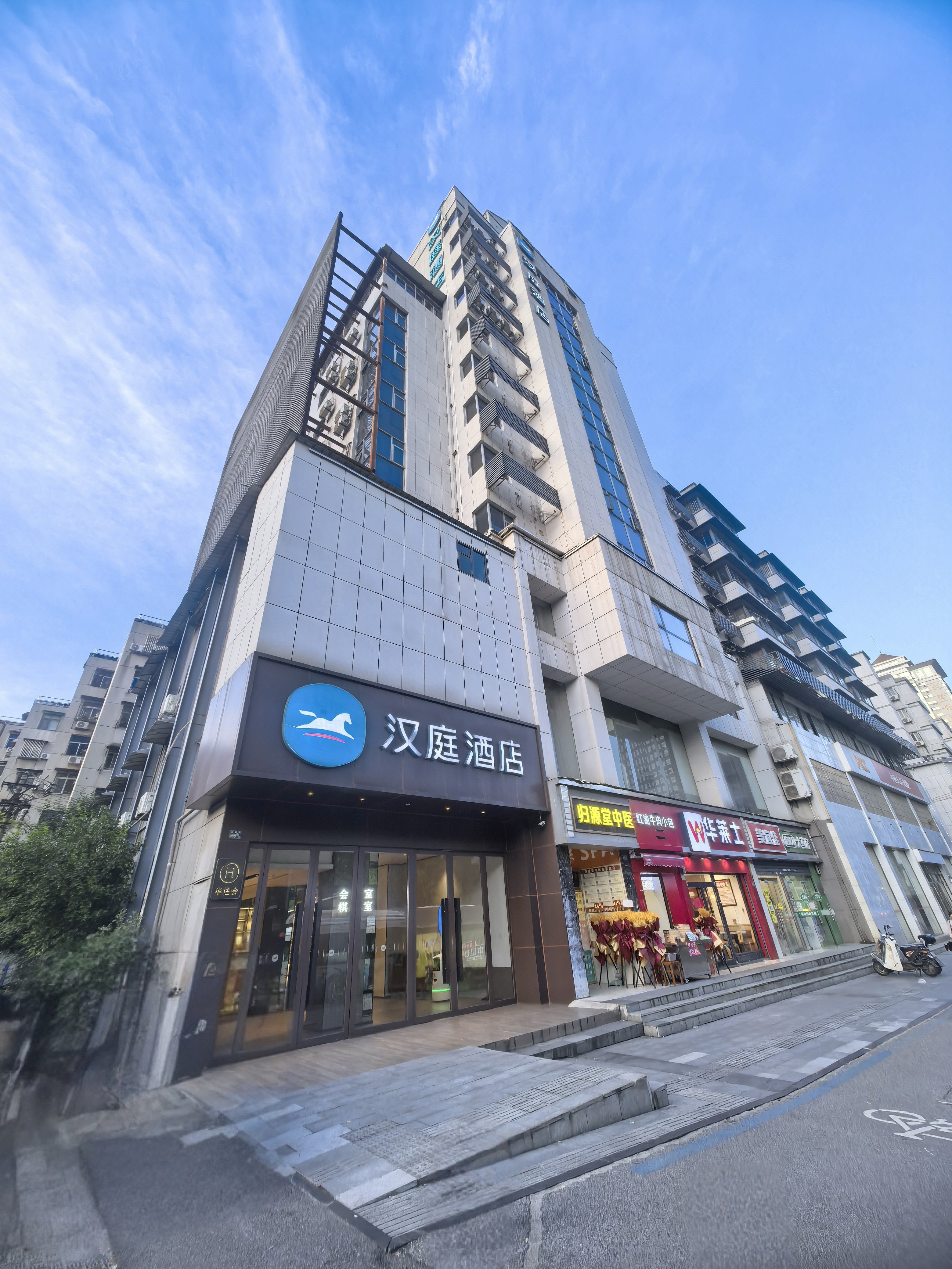 汉庭武汉梦时代街道口地铁站酒店