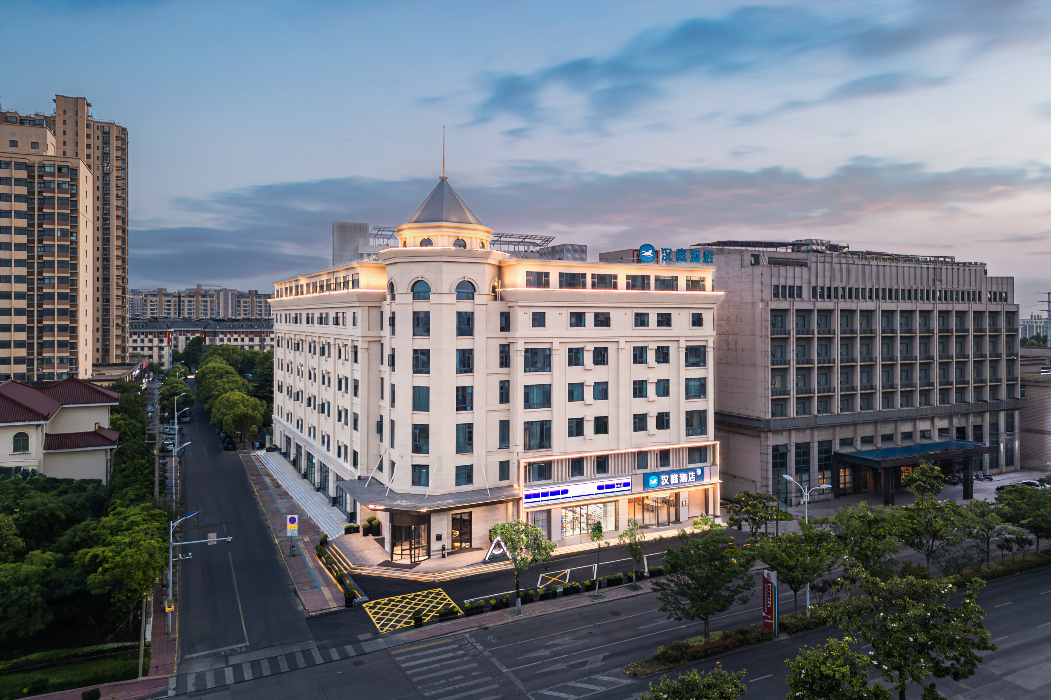 汉庭靖江汽车站美食街店